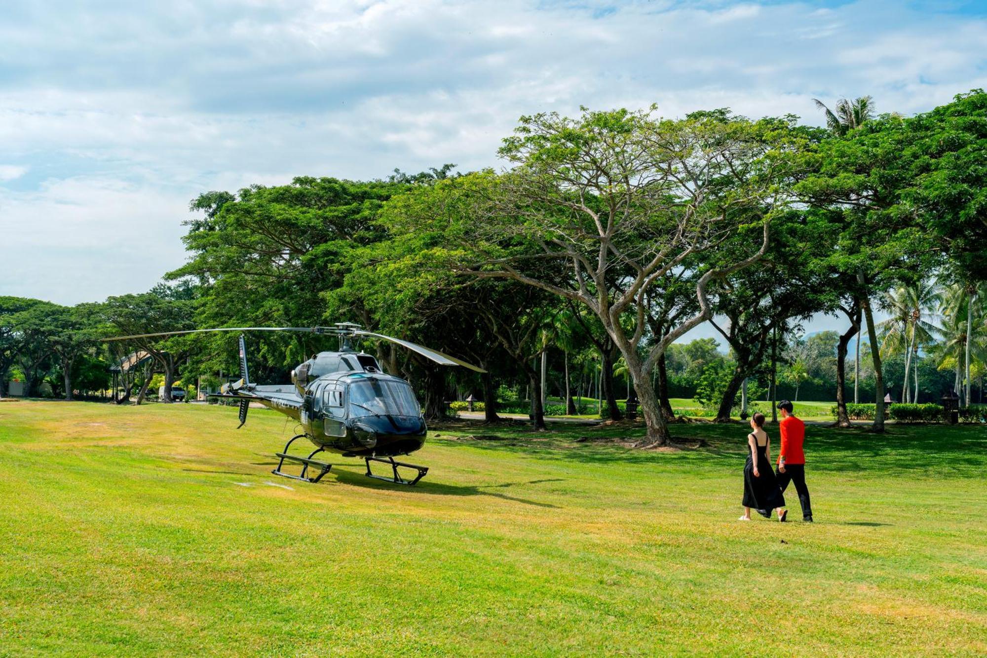 Shangri-La Rasa Ria, Kota Kinabalu Exterior foto Helicopter at the airport