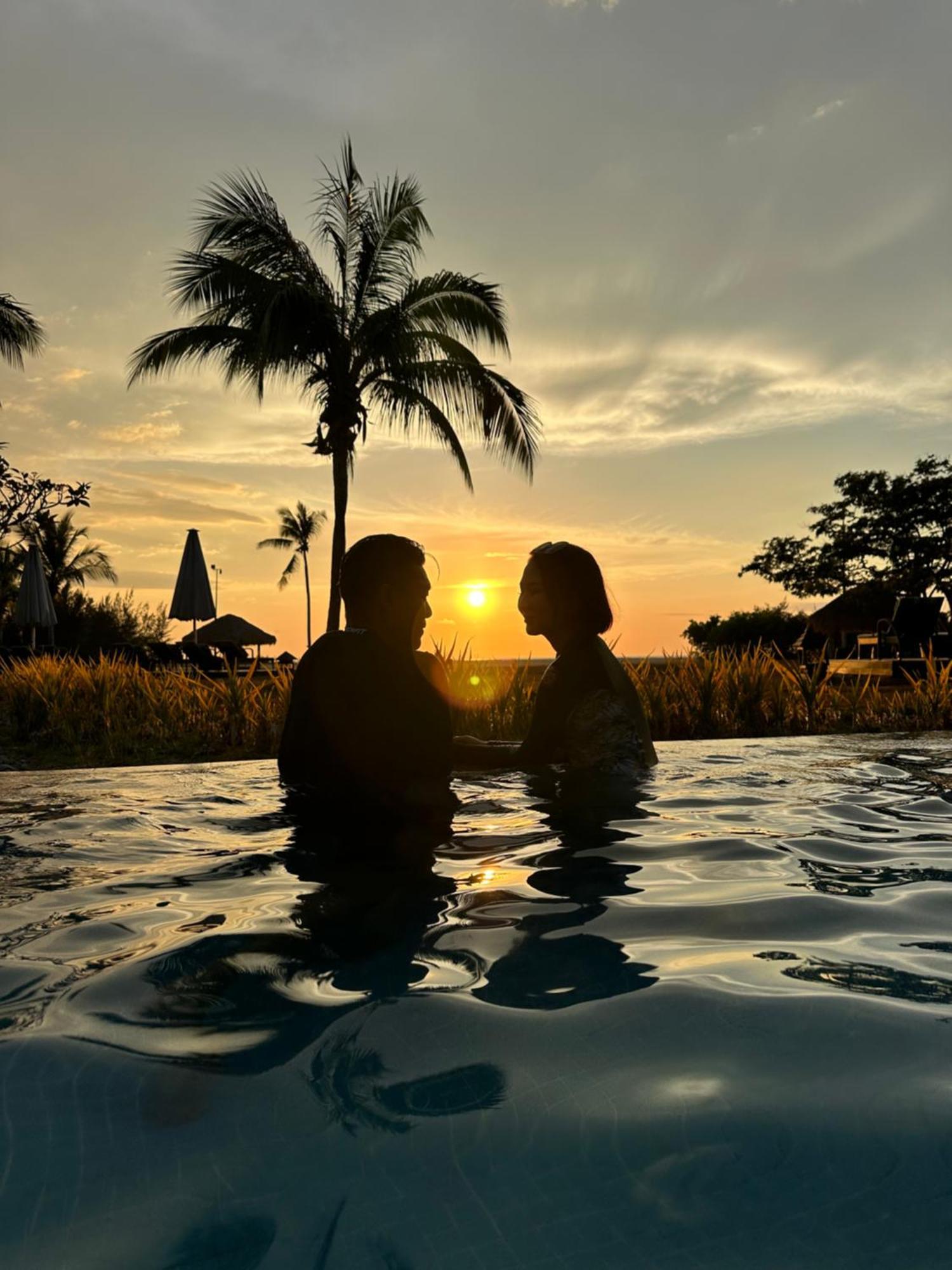 Shangri-La Rasa Ria, Kota Kinabalu Exterior foto Sunset at the pool